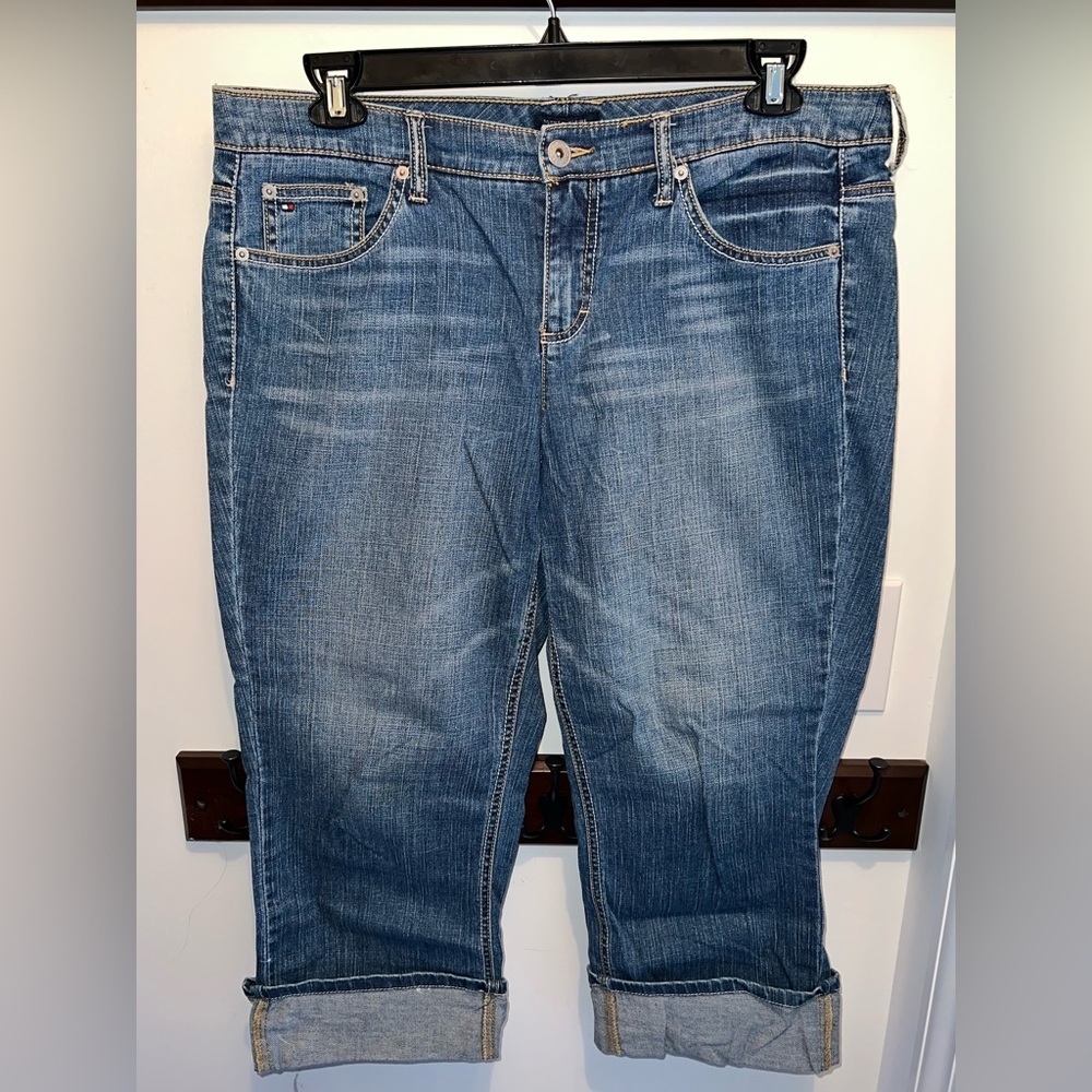 Tommy Hilfiger Woman’s Vintage Blue Denim Mid Rise Capris with Sewn Hem
